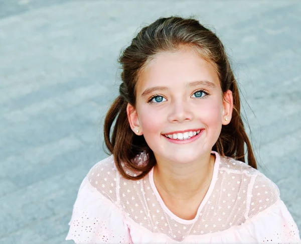 Retrato de adorable niña sonriente niño en el día de verano — Foto de Stock