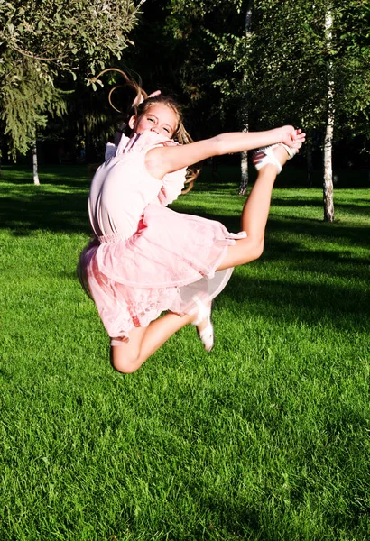 Чарівна щаслива маленька дівчинка дитина стрибає і розважається в — стокове фото