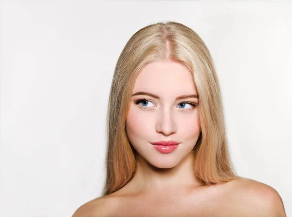 아름 다운 금발의 젊은 여자 얼굴의 초상화입니다. 스파 모델 소녀 w — 스톡 사진