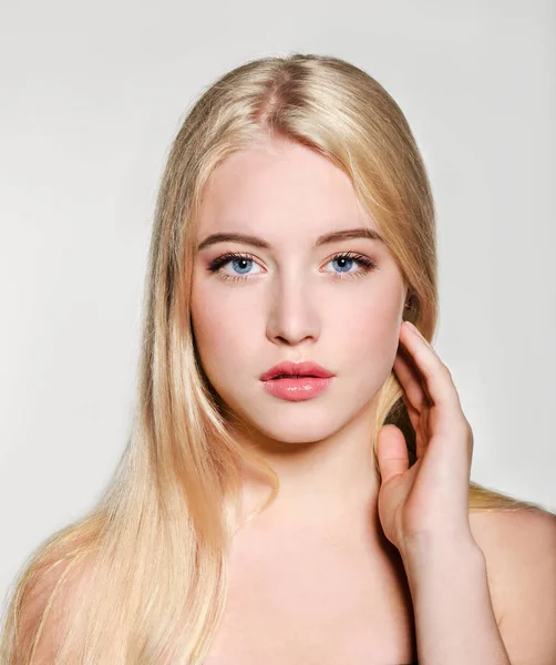 Portret van mooie blonde jonge vrouw gezicht. Spa model meisje w — Stockfoto