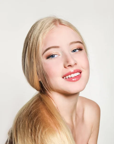 Portret van mooie blonde jonge vrouw gezicht. Spa model meisje w — Stockfoto