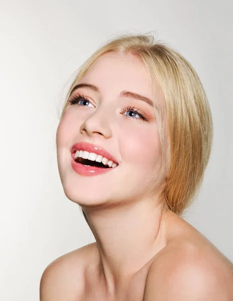 Portret pięknej blond młodej kobiety twarz. Spa Model Dziewczyna w — Zdjęcie stockowe