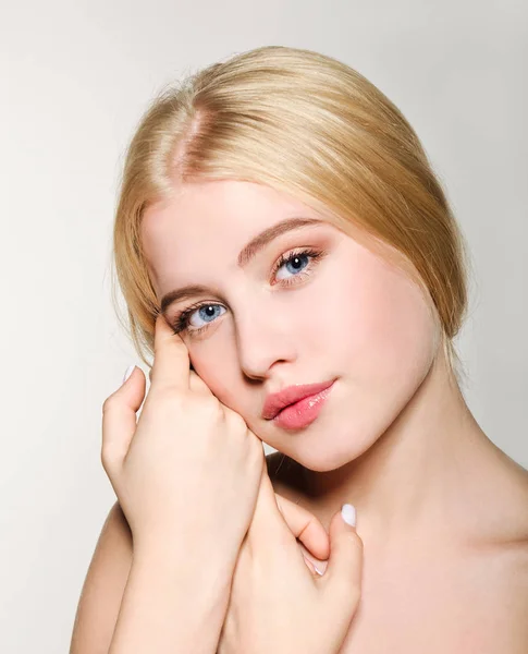 Portrait of beautiful blonde young woman face.  Spa model girl w — Stock Photo, Image