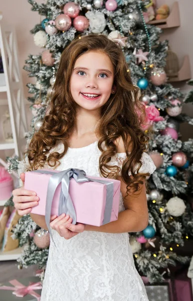 可爱的微笑小女孩在公主礼服与礼物 b — 图库照片