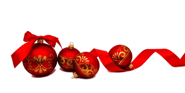 Decoración navideña bolas rojas con cinta aislada en un blanco — Foto de Stock