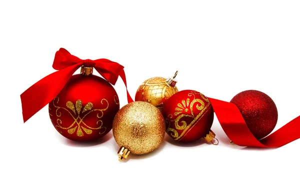 Різдвяна прикраса червоні і золоті жовті кульки зі стрічкою ізола — стокове фото