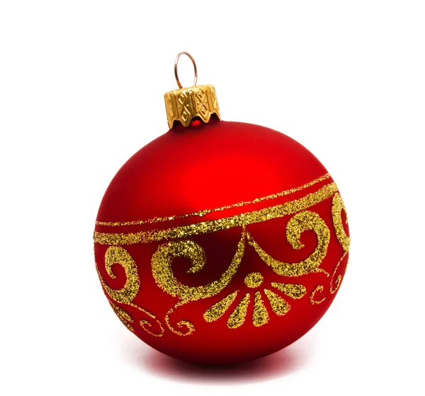 Decorazione natalizia palla rossa isolata su un bianco — Foto Stock