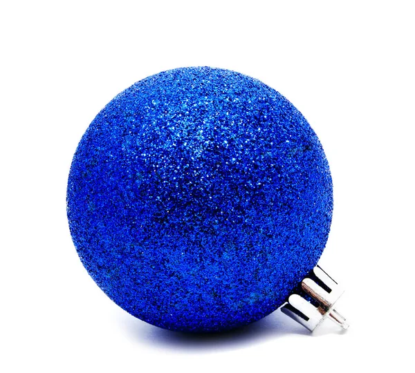 Decoración de Navidad bola azul aislado en un blanco —  Fotos de Stock