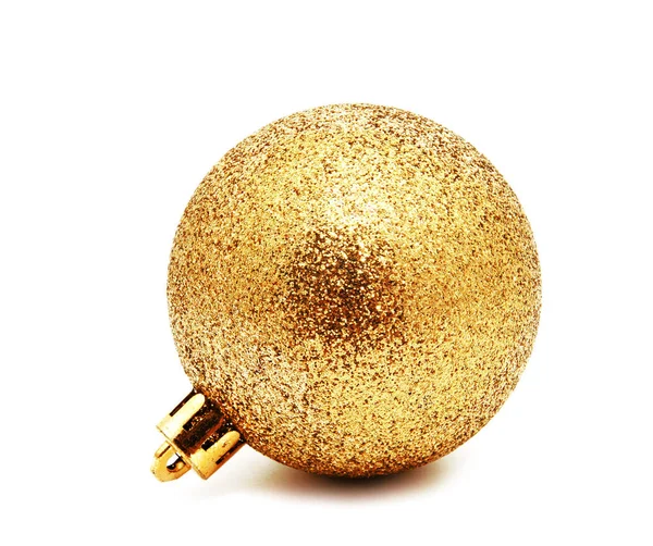 Navidad perfecta decoración de oro bola amarilla aislado en un whi — Foto de Stock