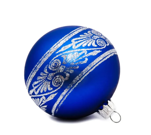 Boże Narodzenie idealny dekoracji niebieska piłka izolowane na białym — Zdjęcie stockowe