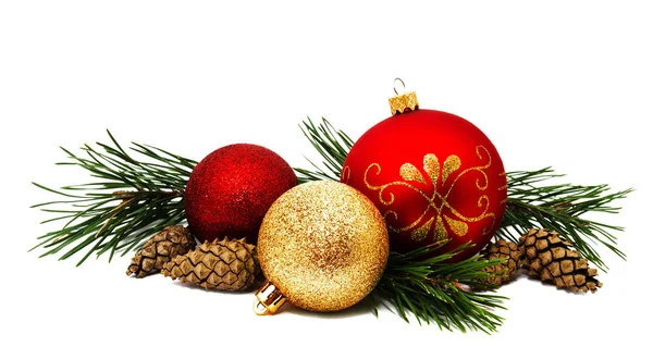 Weihnachtsdekoration goldgelbe und rote Kugeln mit Tannenzapfen — Stockfoto