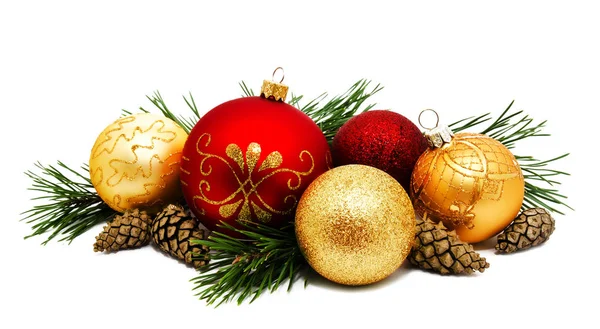 Χριστουγεννιάτικη διακόσμηση χρυσοκίτρινες και κόκκινες μπάλες με κουκουνάρια — Φωτογραφία Αρχείου
