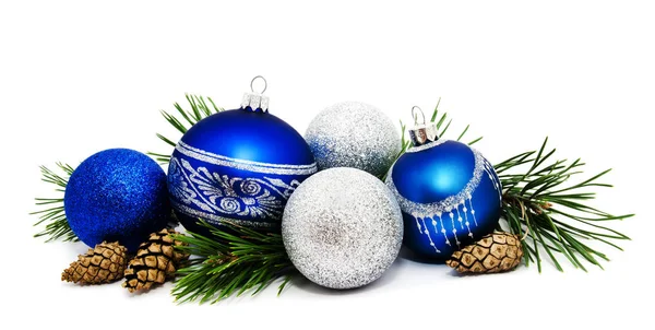 Decoração de Natal bolas azuis e prateadas com cones de abeto e fi — Fotografia de Stock