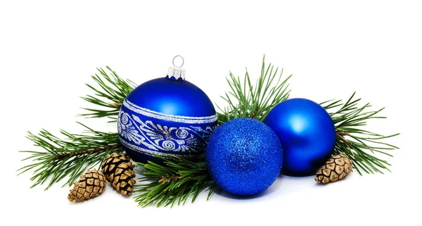 Kerst decoratie blauwe ballen met spar kegels en fir tree zemelen — Stockfoto