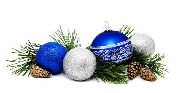 Noel dekorasyon mavi ve gümüş toplar çam kozalakları ve fi — Stok fotoğraf