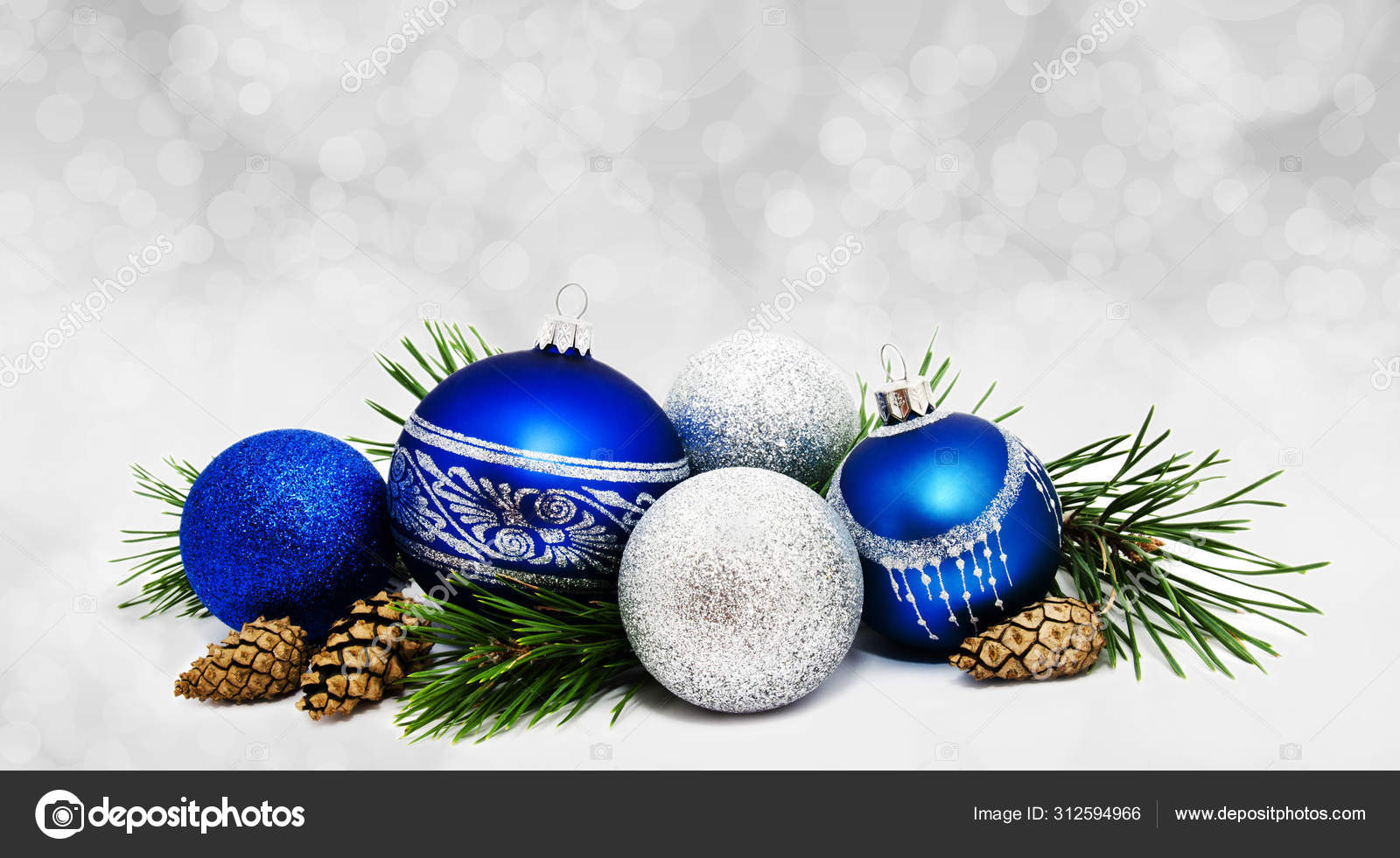 Weihnachten Perfekte Dekoration Blaue Und Silberne Kugeln Isoliert Auf G Stockfotografie Lizenzfreie Fotos C Svetamart Depositphotos
