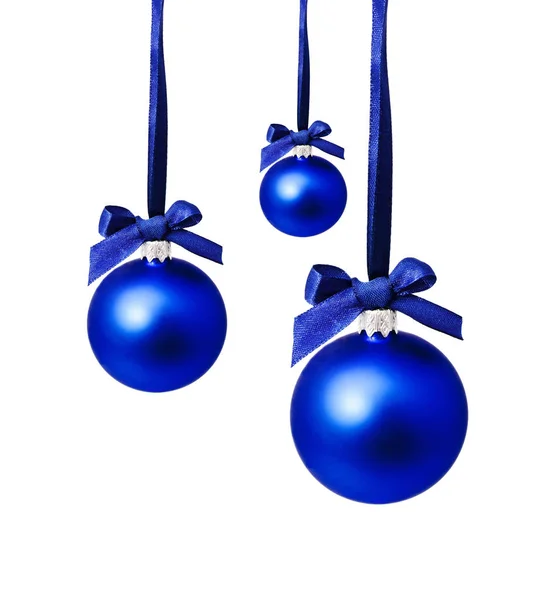 Perfecto hunging bolas de Navidad azul aislado en un blanco — Foto de Stock