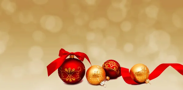 クリスマスの完璧な装飾赤と金の黄色のボールが孤立 — ストック写真