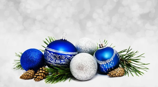 Kerstmis perfecte decoratie blauwe en zilveren ballen geïsoleerd op g — Stockfoto