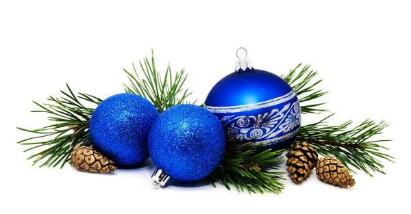 Weihnachtsdeko blaue Kugeln mit Tannenzapfen und Tannenkleie — Stockfoto