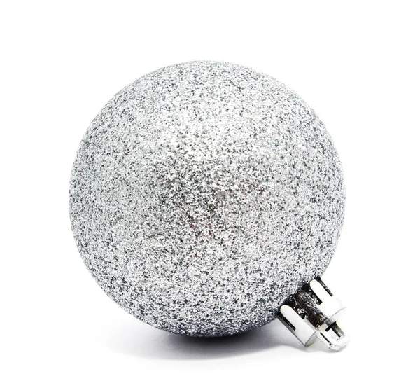 Natal decoração perfeita bola de prata isolado em um branco — Fotografia de Stock