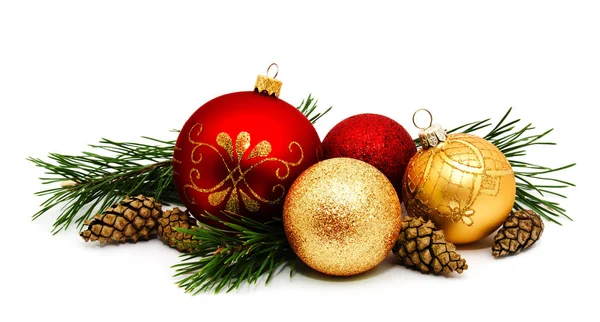 Kerstversiering gouden gele en rode ballen met dennenappels — Stockfoto