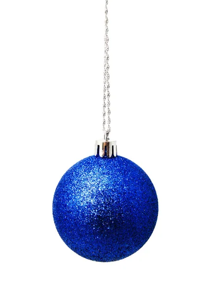 Hunging blauwe kerst bal geïsoleerd op een witte — Stockfoto