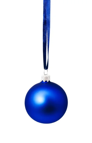 Hunging μπλε Χριστουγεννιάτικη μπάλα απομονώνονται σε λευκό — Φωτογραφία Αρχείου