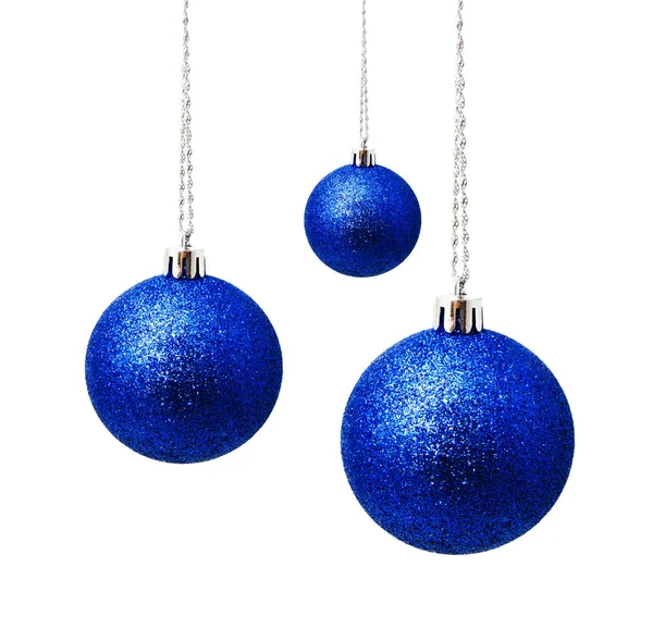 Perfeito hunging bolas de Natal azul isolado — Fotografia de Stock