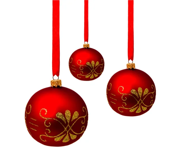Ідеальні висячі червоні різдвяні кульки ізольовані на білому — стокове фото