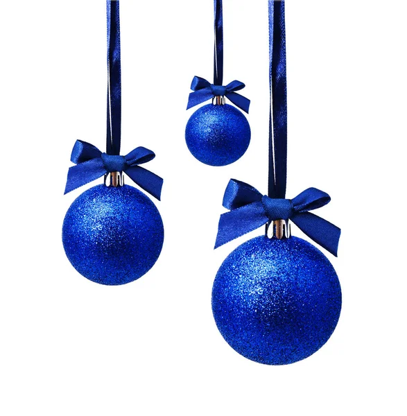 Τέλεια hunging μπλε μπάλες Χριστούγεννα απομονώνονται σε ένα λευκό — Φωτογραφία Αρχείου
