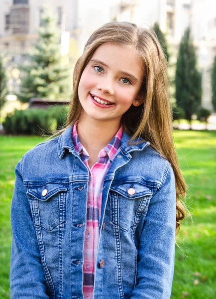 Portrait extérieur d'adorable petite fille souriante enfant — Photo