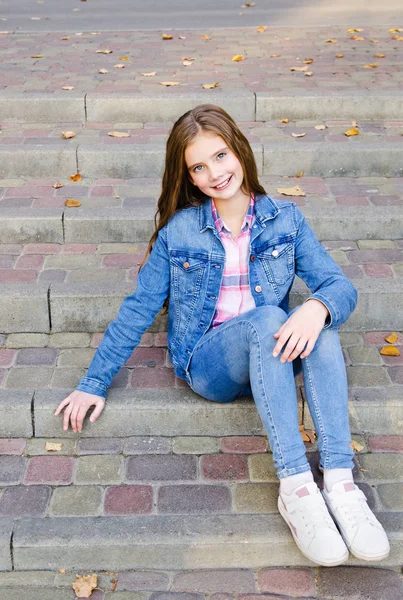 Outdoors portrait of adorable smiling little girl child sitting — Stock Photo, Image