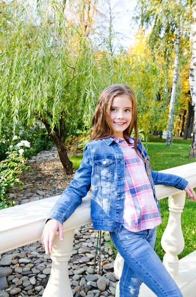 Retrato al aire libre de adorable niña sonriente —  Fotos de Stock