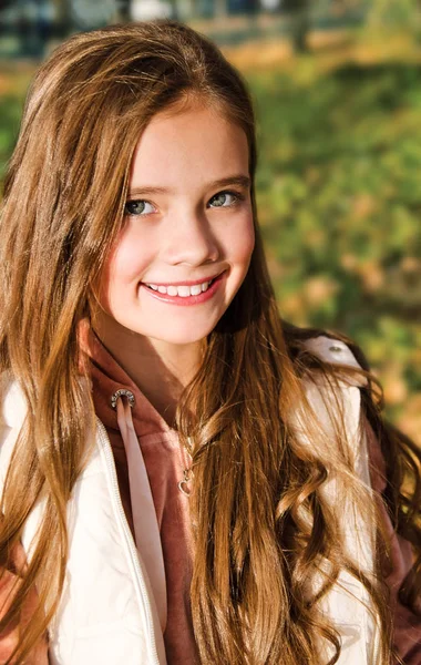 Portrait of adorable smiling little girl child in the park — Stock Photo, Image