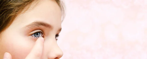 Маленькая Девочка Ребенка Положить Контактные Линзы Глаза Изолированы Розовом Фоне — стоковое фото