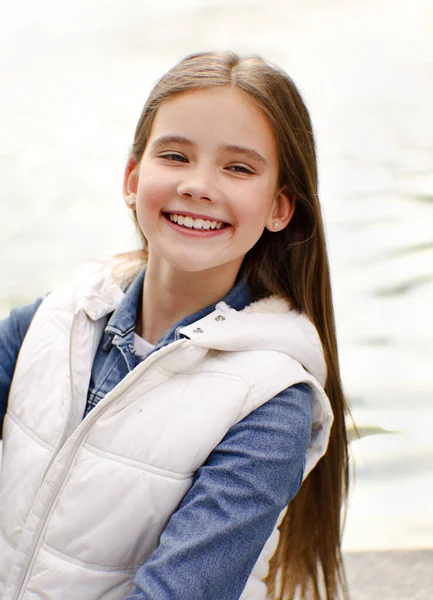 Retrato Adorável Sorridente Menina Criança Pré Adolescente Parque Livre — Fotografia de Stock