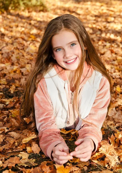 Retrato Otoñal Adorable Niña Sonriente Preadolescente Acostada Hojas Parque Aire —  Fotos de Stock