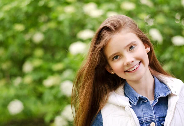 在公园的户外特写镜头中 可爱的微笑着的小女孩的画像 — 图库照片
