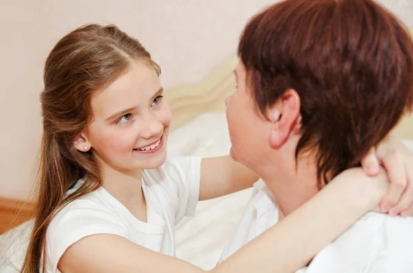 Nettes Kleines Mädchen Und Ihre Großmutter Verbringen Zeit Miteinander Hause — Stockfoto