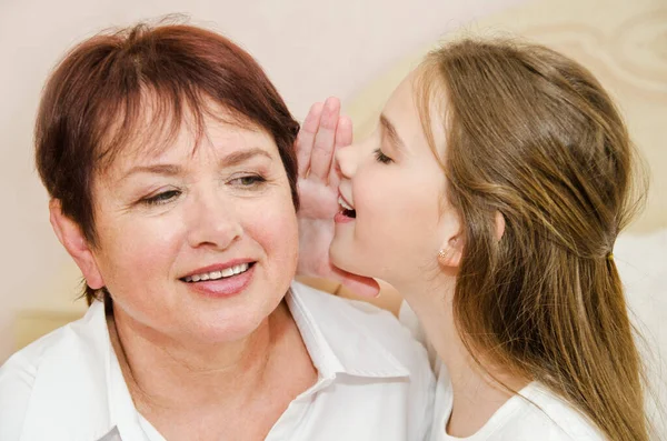 Schattig Meisje Kind Praat Geheimen Met Haar Grootmoeder Familie Relatie — Stockfoto