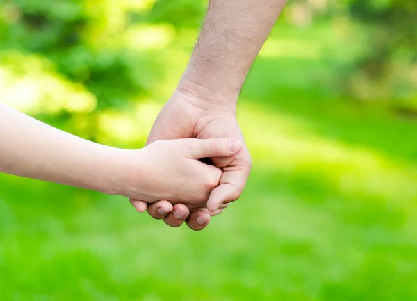 Kind Hält Vater Hand Freien Pflegevertrauen Und Helferkonzept — Stockfoto