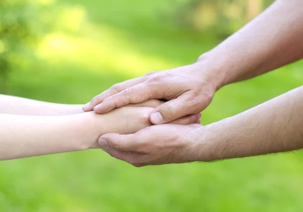 Männliche Hände Des Vaters Halten Kinderhände Pflege Und Betreuungskonzept — Stockfoto