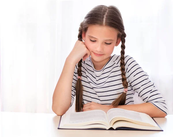 Onderwijs Schoolconcept Kind Zit Aan Het Bureau Leest Een Boek — Stockfoto