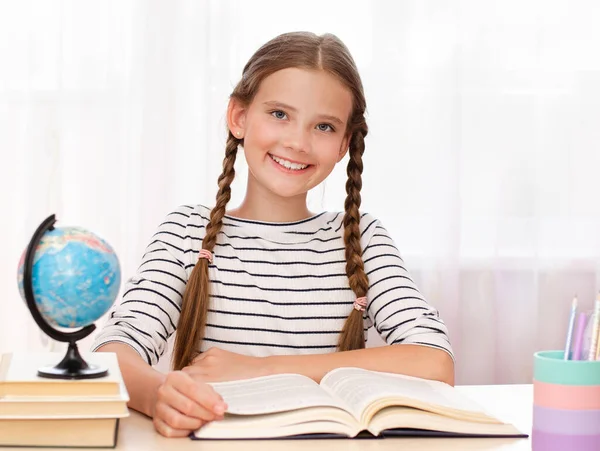 Onderwijs Schoolconcept Glimlachend Kind Zit Aan Balie Leest Een Boek — Stockfoto