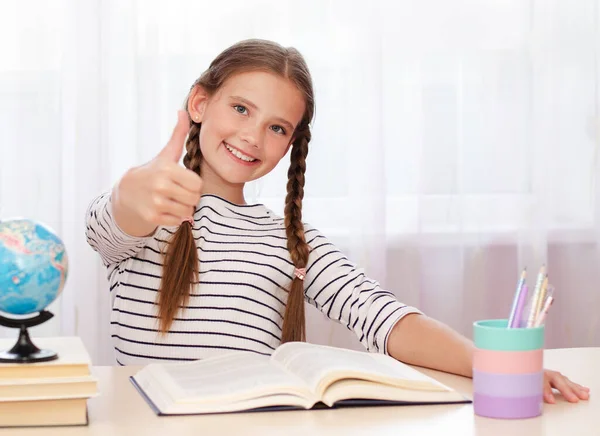 Onderwijs Schoolconcept Glimlachend Kind Zit Aan Het Bureau Met Vinger — Stockfoto