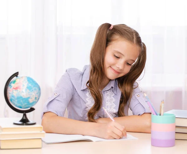 Onderwijs Schoolconcept Kind Zit Aan Het Bureau Schrijft Schattig Klein — Stockfoto