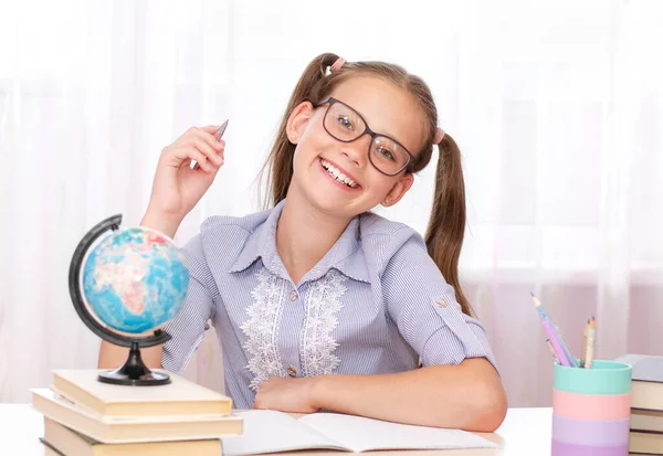 Vzdělávání Školní Koncept Usmívající Šťastné Dítě Brýlích Sedí Stolem Drží — Stock fotografie