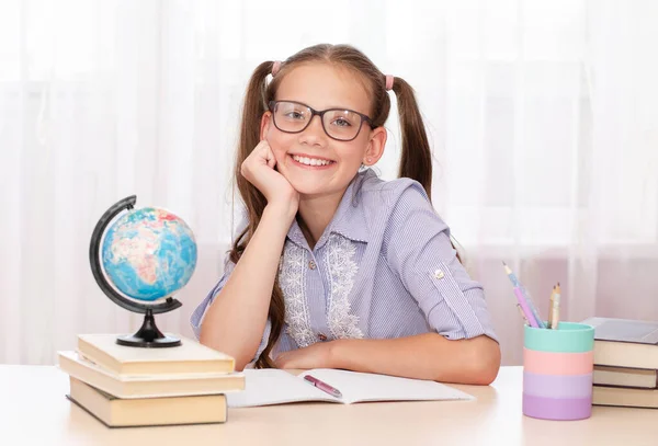 Onderwijs Schoolconcept Glimlachend Gelukkig Kind Met Bril Zit Aan Balie — Stockfoto