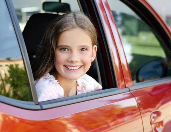 Счастливая Маленькая Девочка Смотрит Окно Машины Летний День — стоковое фото